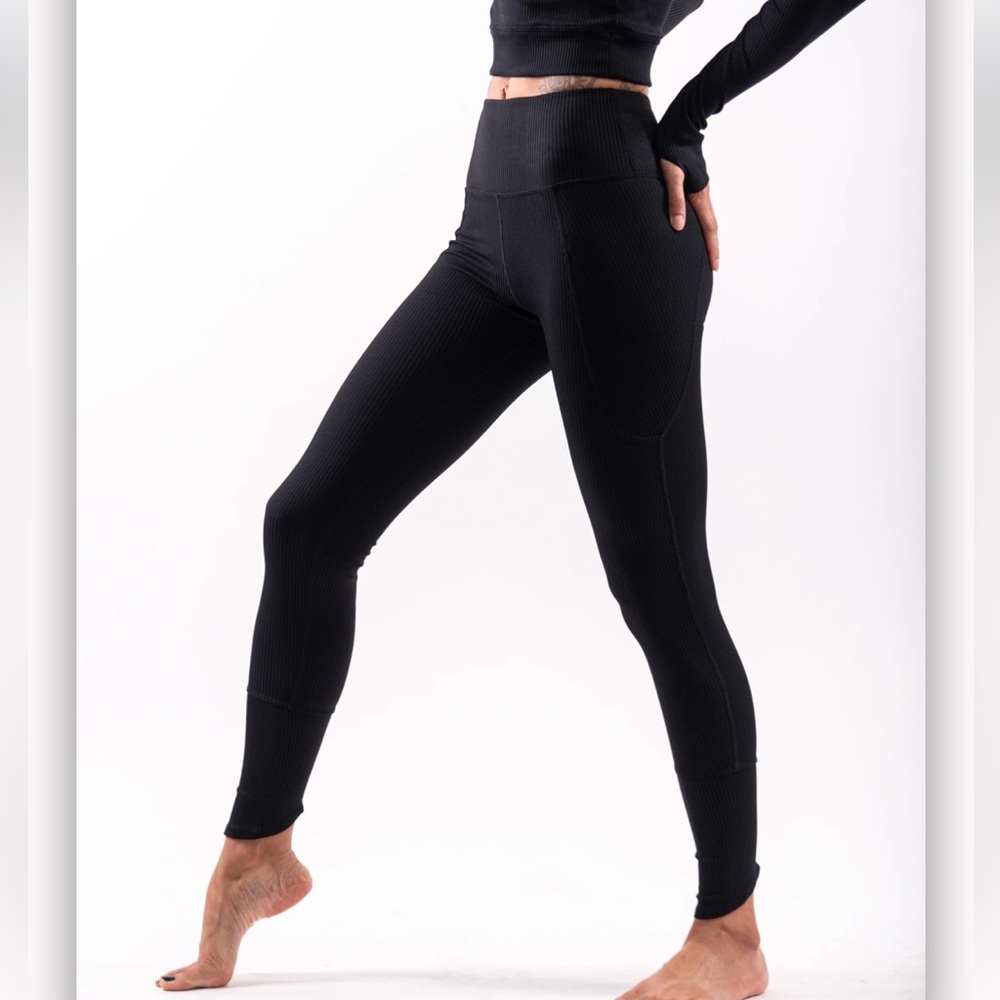 Undercover Hippie Sz Large Fit Booty Lift Black Leggings • NWT!